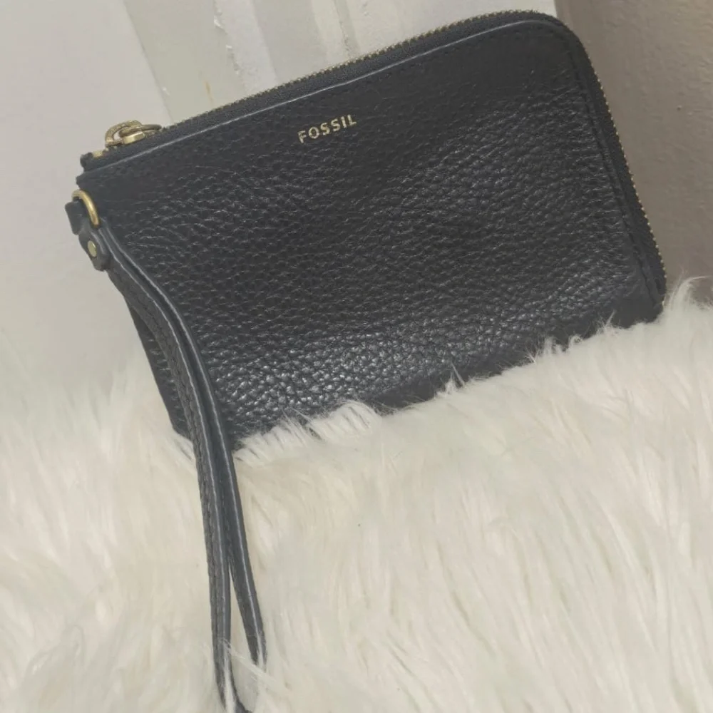 Fossil Black Leather Gold Accents Zipper Wallet With a Wrist Strap.🌴